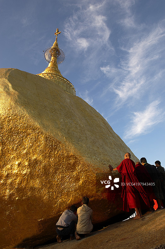 缅甸⾦⾊岩⽯佛寺图片素材