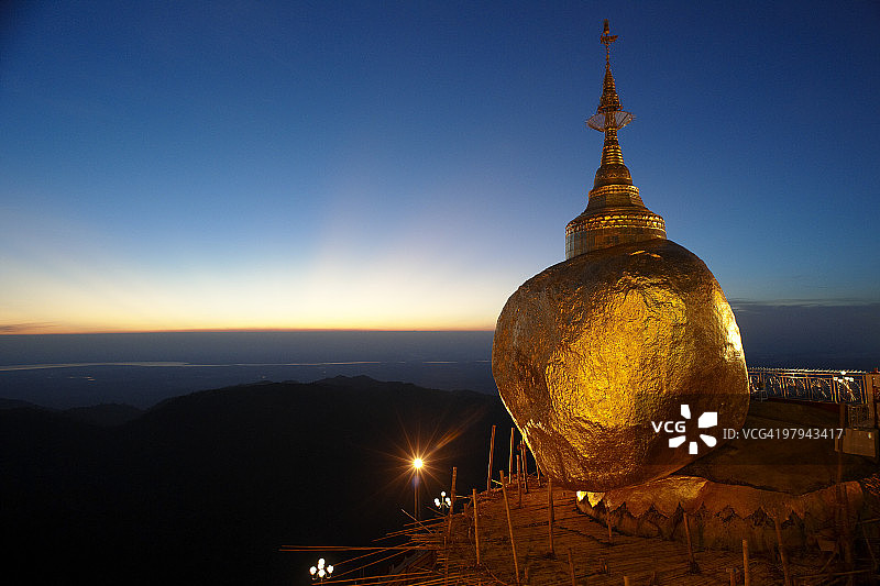 缅甸⾦⾊岩⽯佛寺图片素材