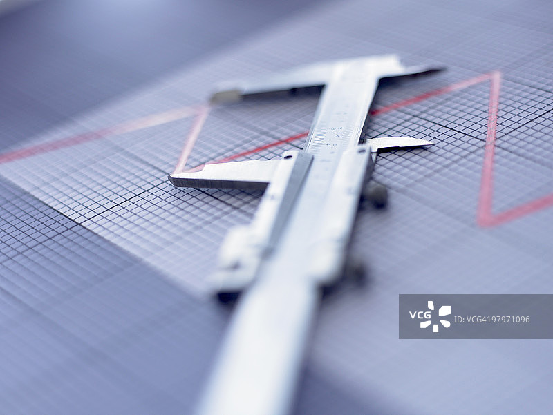 游标卡尺在图表上的特写图片素材