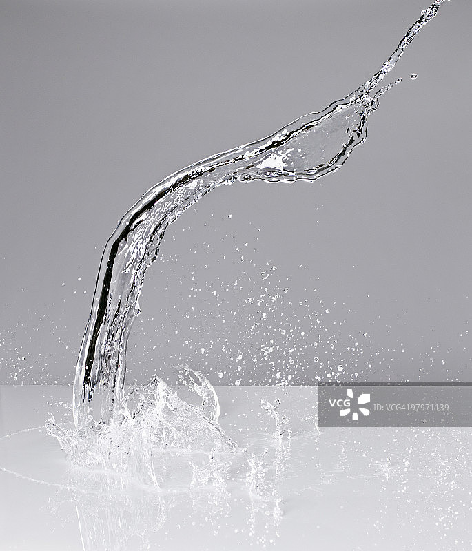 水花飞溅在水面上图片素材