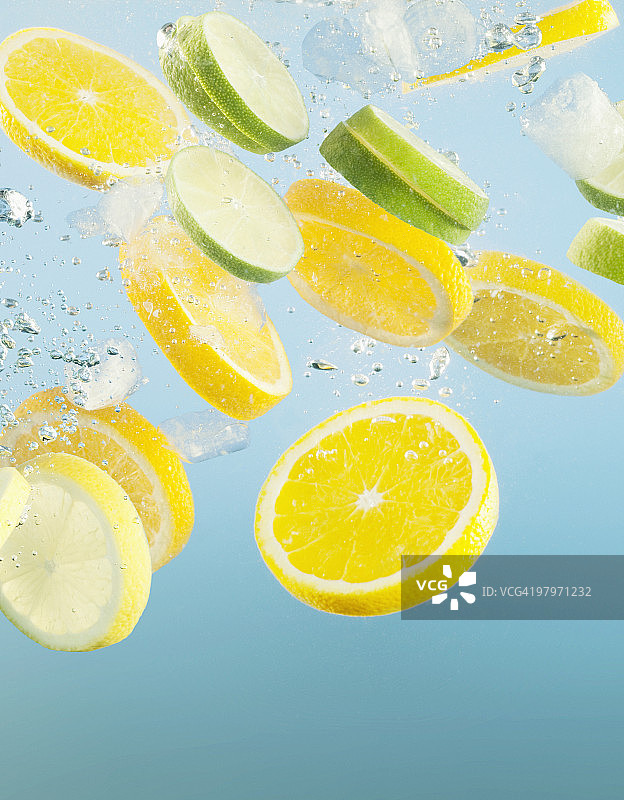 柠檬和青柠在水中飞溅的特写图片素材