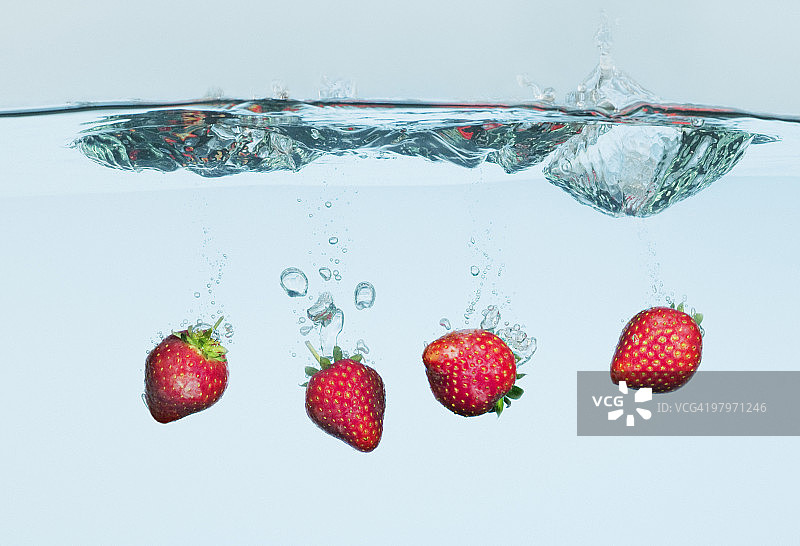草莓溅入水中图片素材