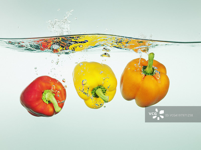 水中溅起的甜椒图片素材