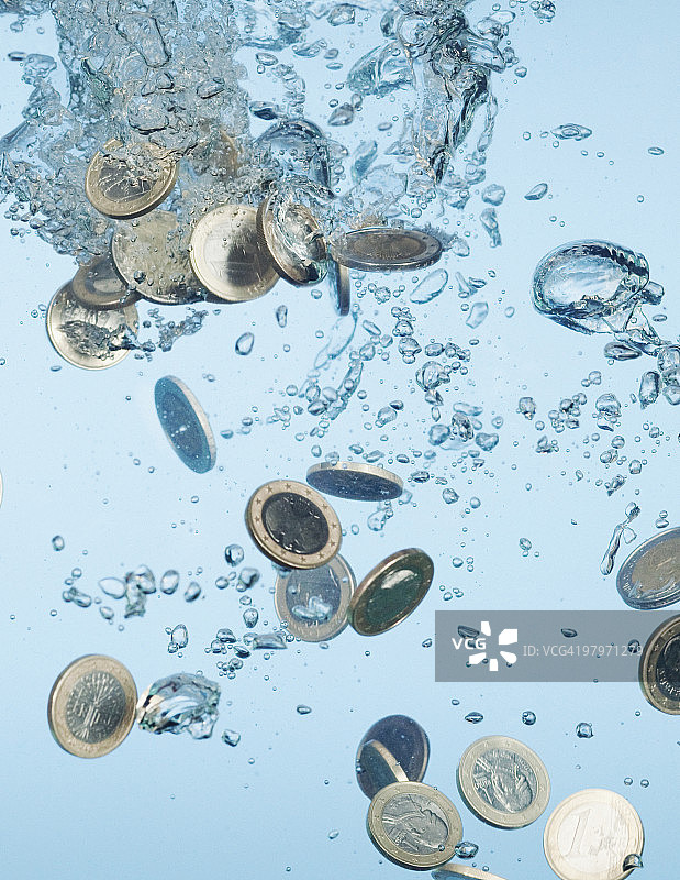 欧元硬币溅水特写图片素材