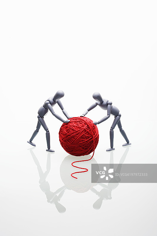 两个带着线球的塑料模特图片素材