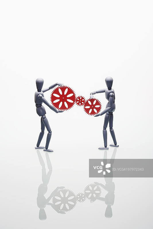 两个拿着齿轮的模特图片素材