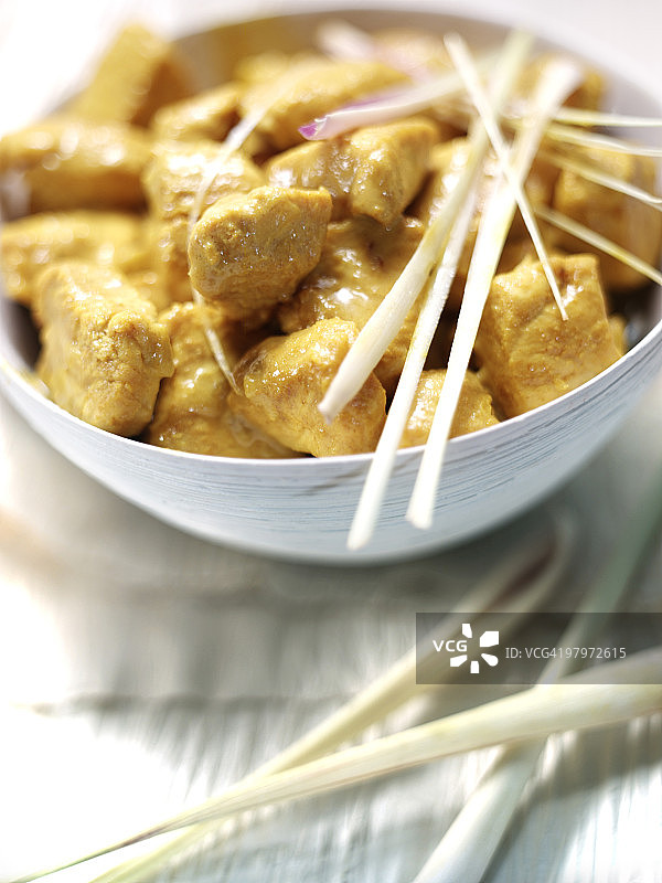 奶油鸡肉咖喱碗中图片素材