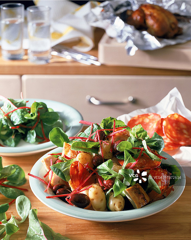 土豆沙拉；粉色厨房背景图片素材