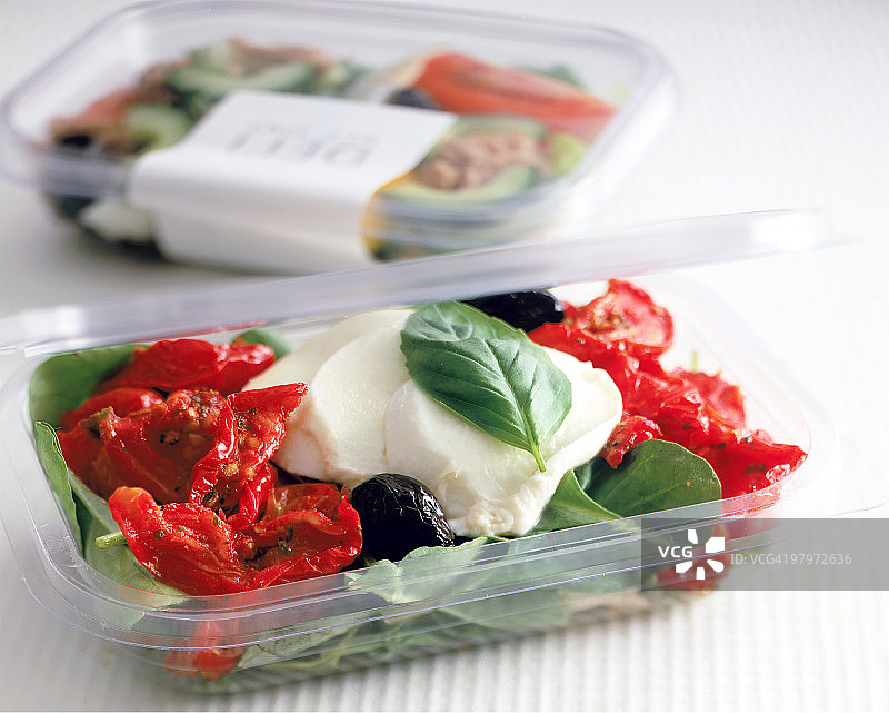 番茄干、罗勒、橄榄和马苏里拉沙拉图片素材