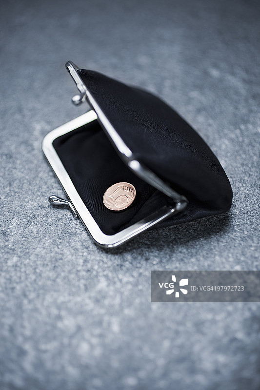 钱包里的1欧元硬币图片素材