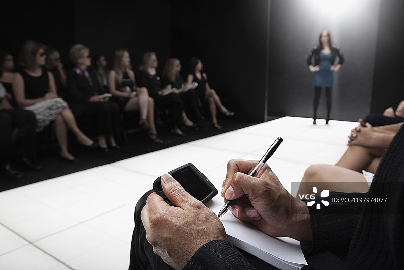 时装秀T台上的模特图片素材