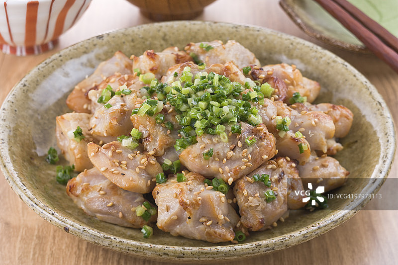 烤鸡肉配韭菜图片素材