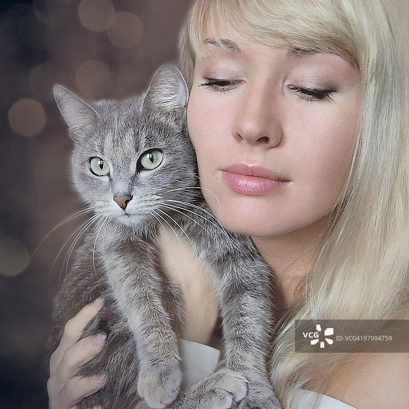 年轻女子抱着她的猫图片素材