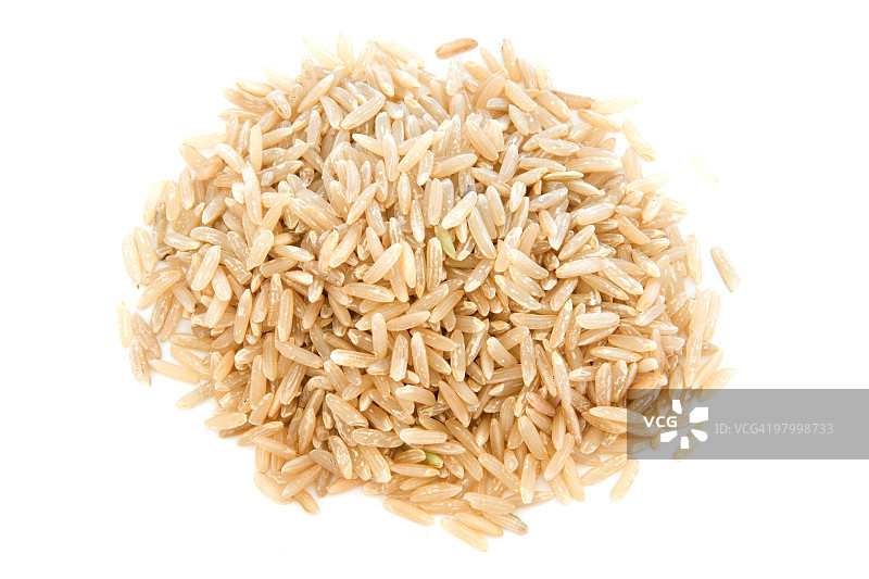 白色背景上的长粒糙米堆图片素材