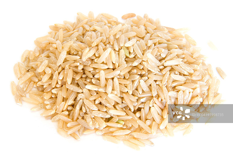 白色背景上的长粒糙米堆图片素材