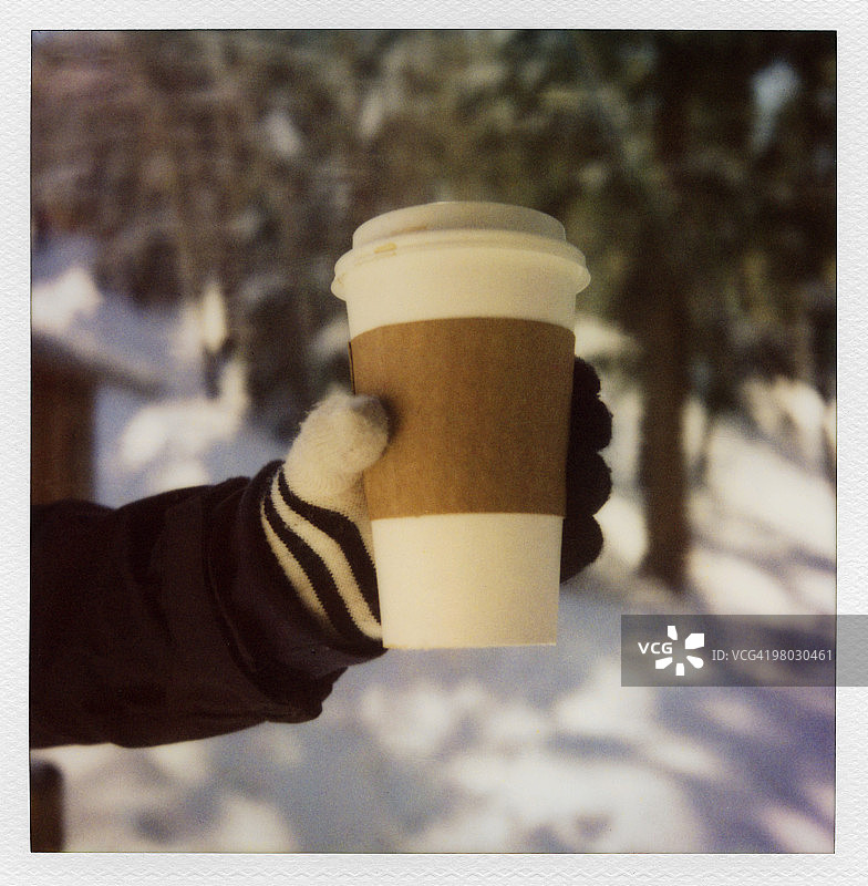 纸杯里的冬季咖啡图片素材