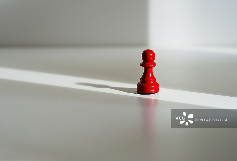 光影中的国际象棋棋子图片素材