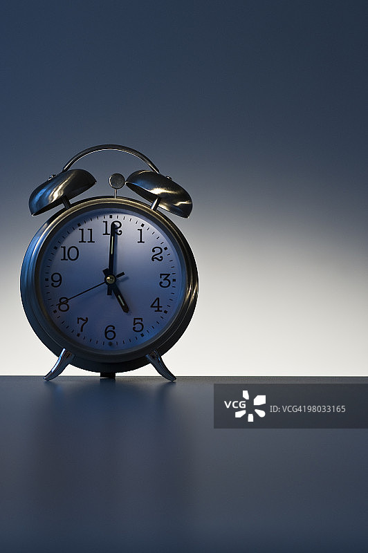 显示 5:00 的闹钟图片素材