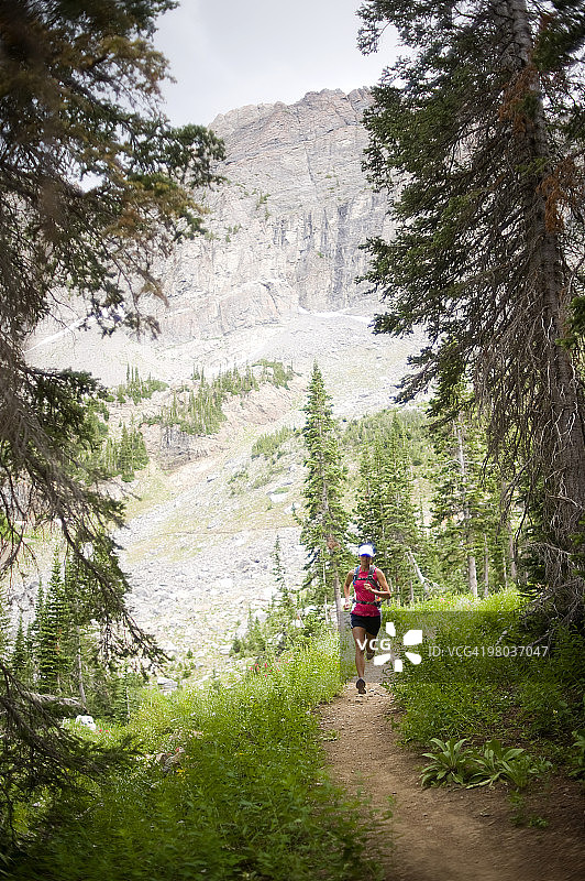 女人在犹他州阿尔塔山区跑步图片素材