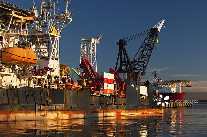 彭萨科拉港口的石油钻井平台供应船图片素材