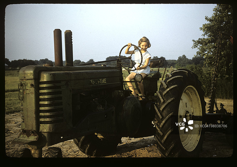 驾驶拖拉机的女孩图片素材