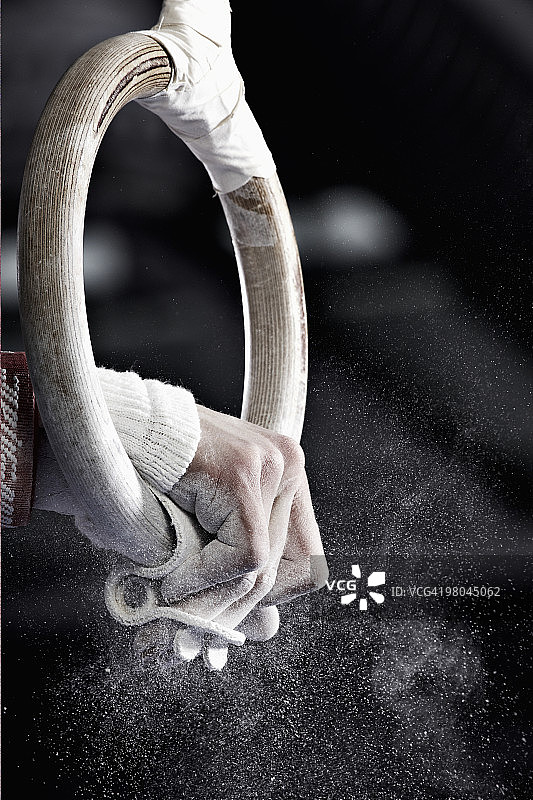 体操运动员在吊环上图片素材