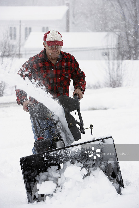 在雪地中奋力前进图片素材