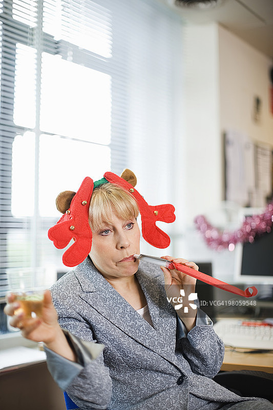 庆祝圣诞节的商务女性图片素材