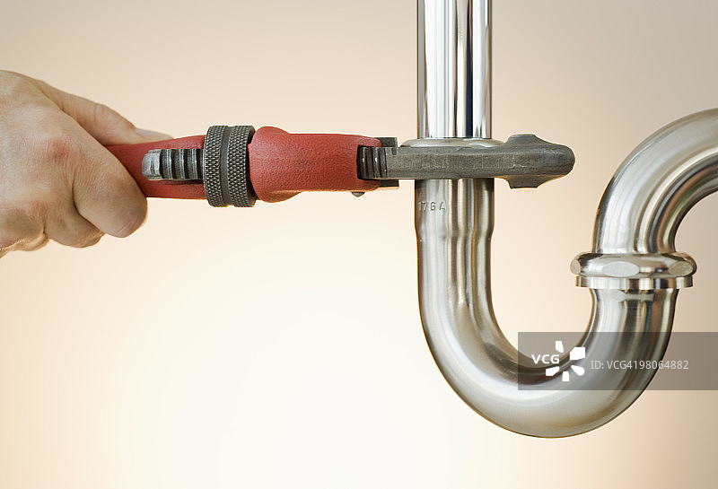 用扳手拧紧水管图片素材