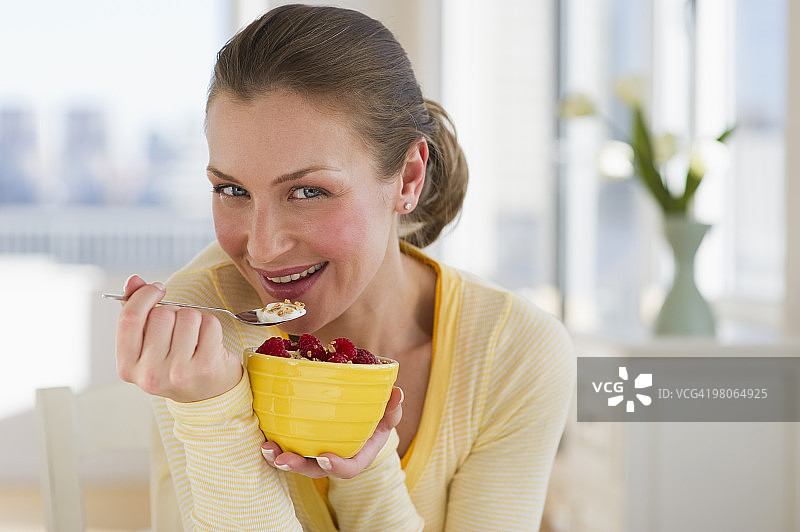 女人在吃一碗麦片图片素材