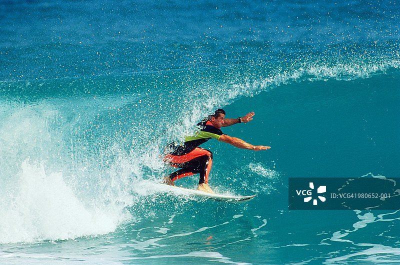 美国佛罗里达州，在海浪下潜行的男冲浪者图片素材