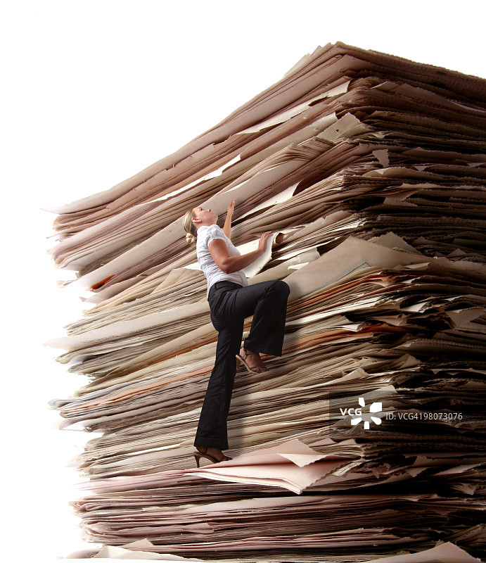 攀登文件堆的商务女人图片素材