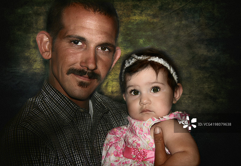 自豪的父亲和女婴图片素材