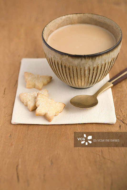 蝴蝶形状的姜饼搭配一杯印度奶茶图片素材