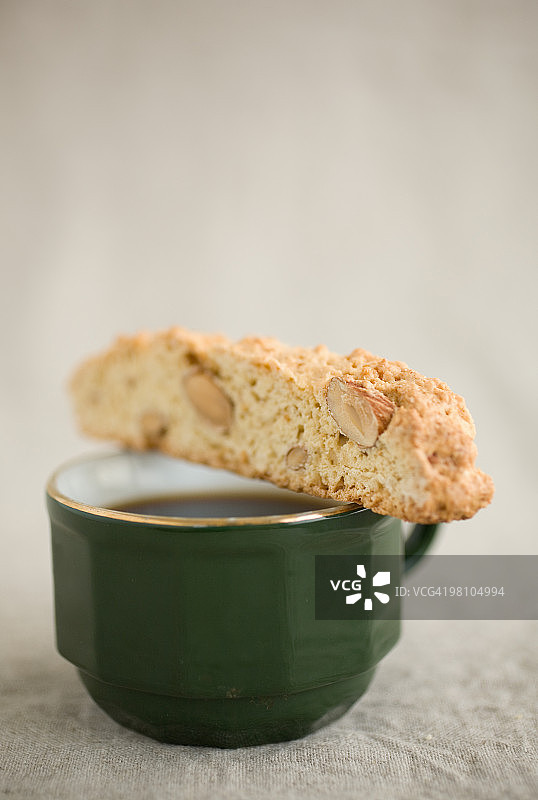 杏仁意式脆饼和一杯咖啡图片素材