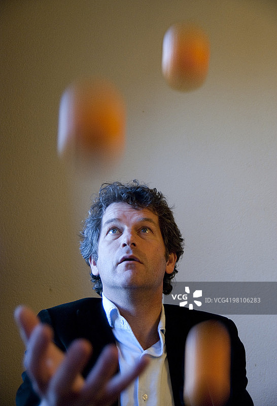 男人玩杂耍橙子图片素材