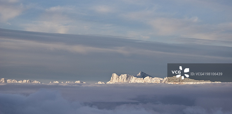 韦科尔山脉云雾缭绕的山麓图片素材