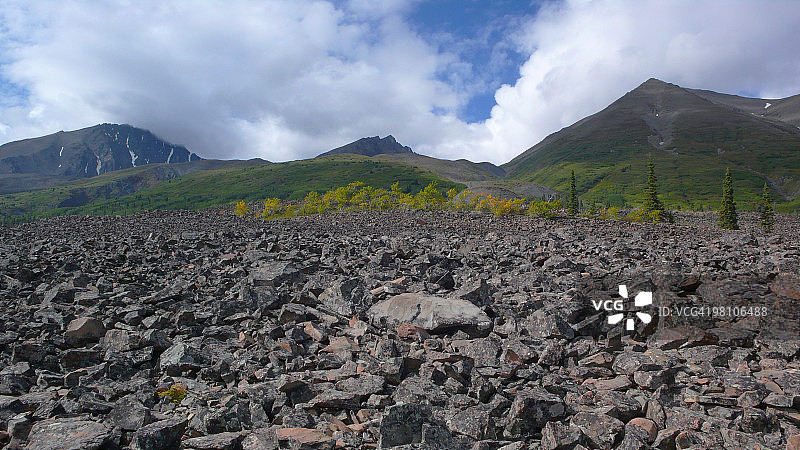 克卢恩国家公园的岩石冰川图片素材