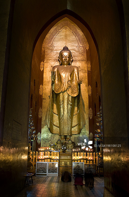 缅甸蒲甘阿南达寺的佛像图片素材