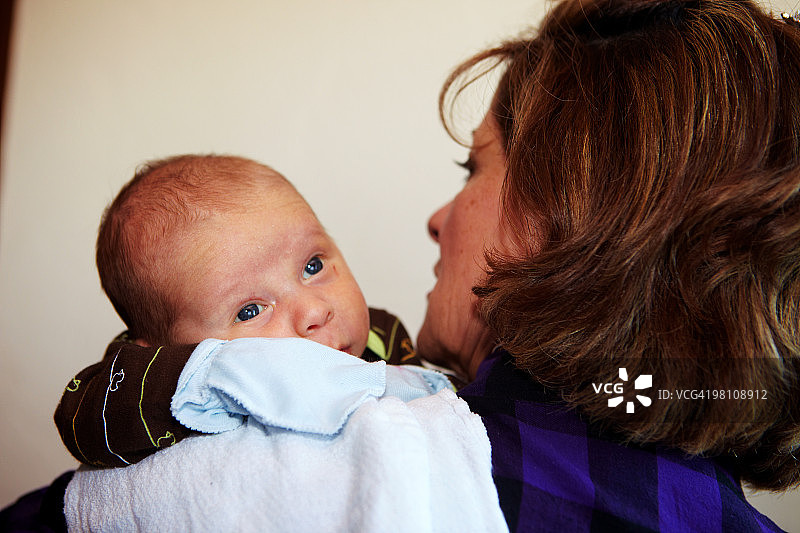 在女人肩膀上的男婴图片素材