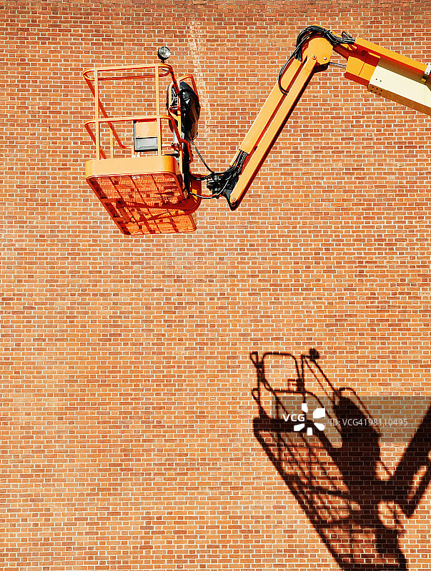 砖墙上的施工平台及其阴影图片素材