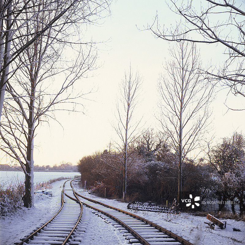 白雪皑皑的铁路线图片素材