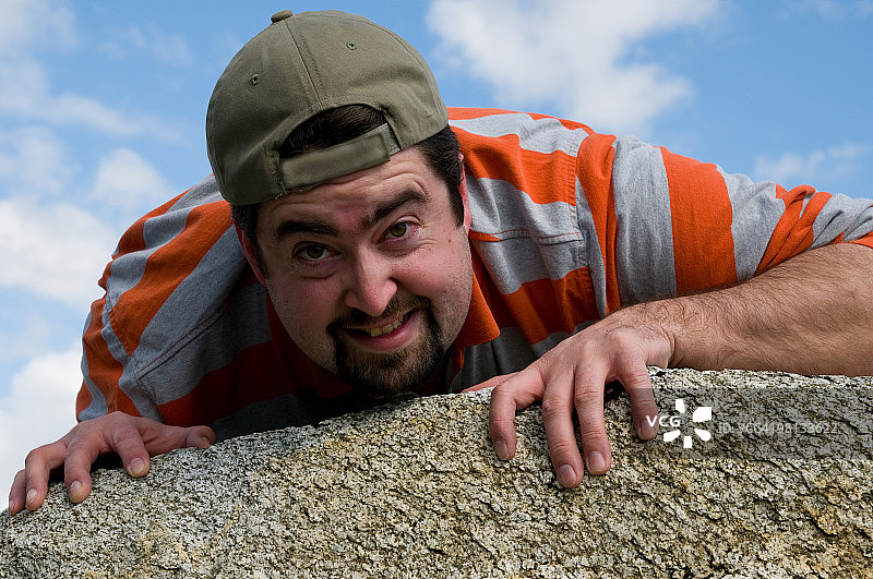 男子紧抓岩石图片素材