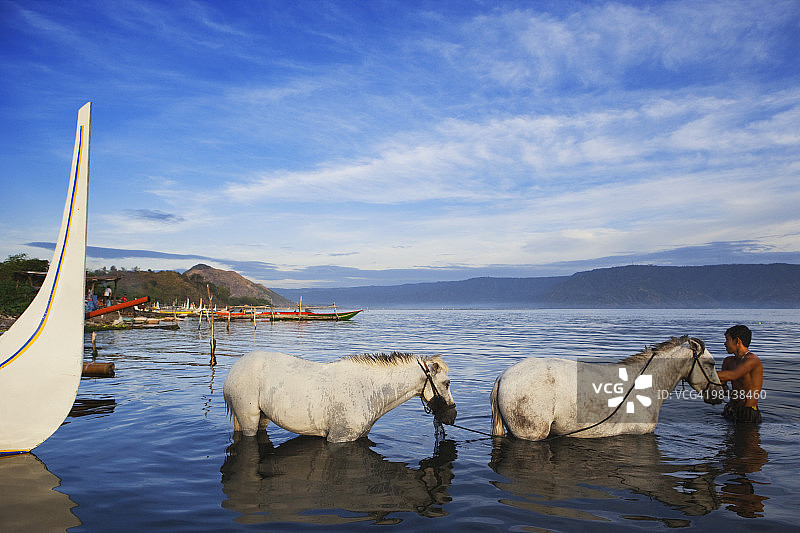 村民将马匹带入塔尔湖图片素材