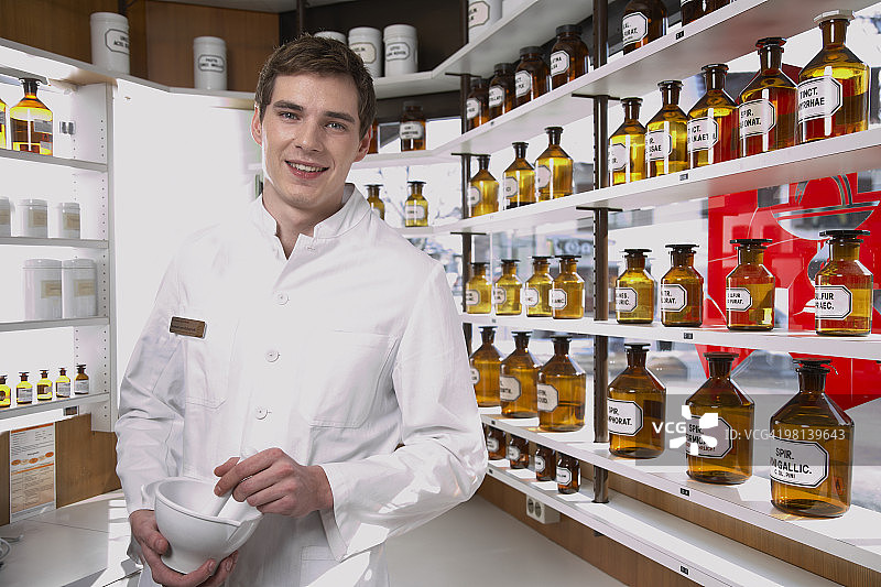 在实验室里对着镜头微笑的男药剂师图片素材