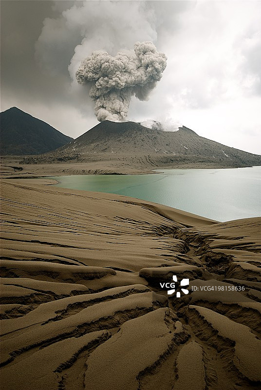 塔武尔武尔火山图片素材