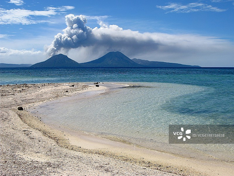 阳光、大海、沙滩和火山图片素材