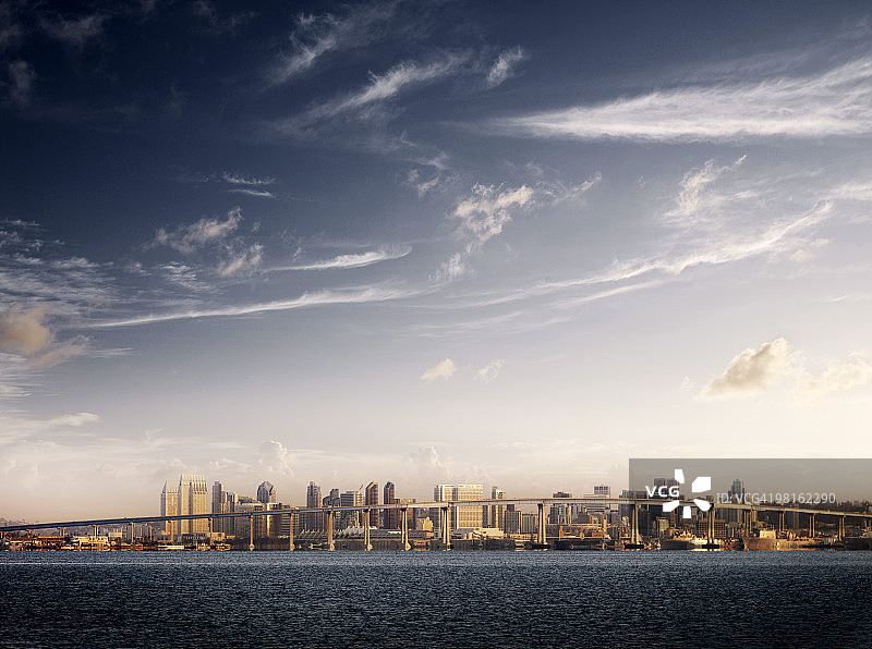 圣地亚哥天际线与科罗纳多大桥图片素材