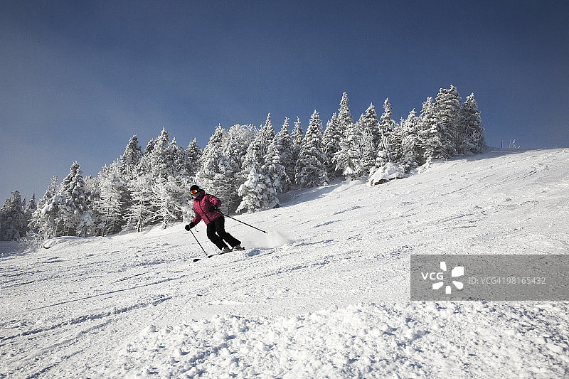 滑雪者滑下山坡图片素材