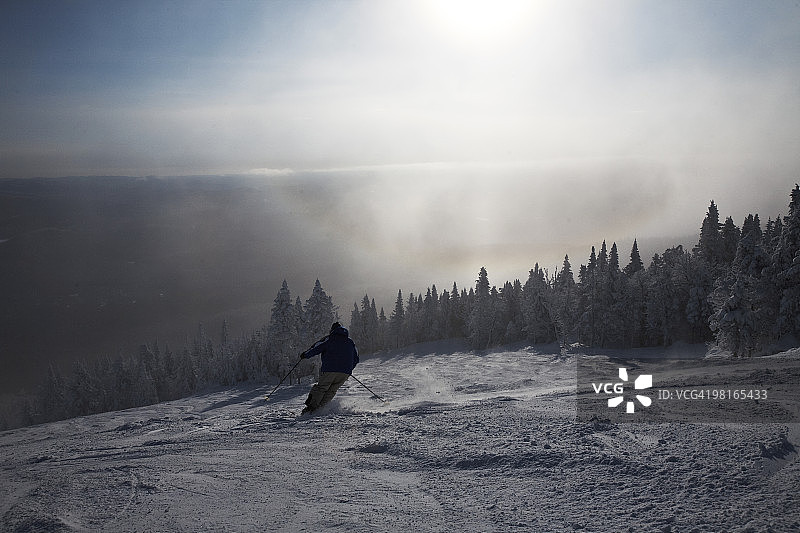 滑雪者朝着太阳下山图片素材